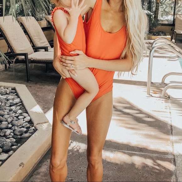 RILEY RED ONE PIECE 🟥 - Picture 2 of 6